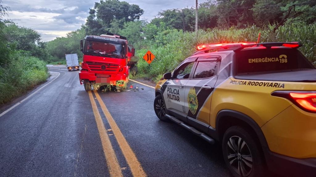 Caminhão com 34 mil litros de etanol perde controle em...