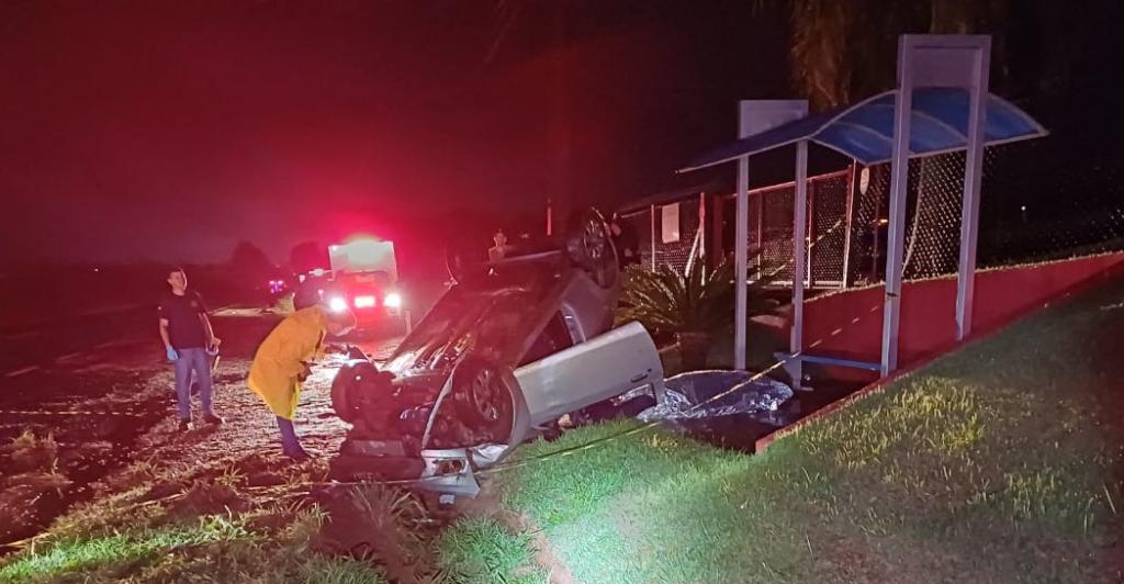 Capotamento após colisão com capivara deixa um morto na BR-376...