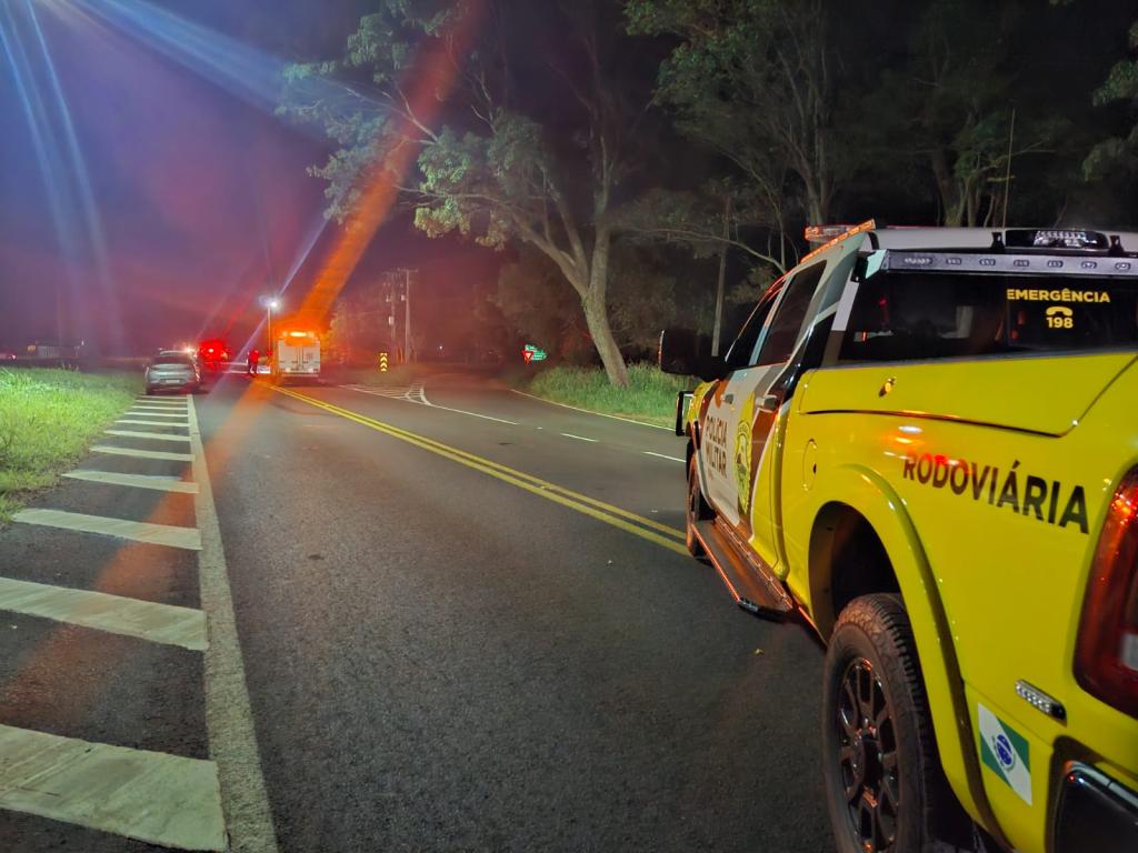 Colisão lateral em trevo deixa uma pessoa morta e quatro...