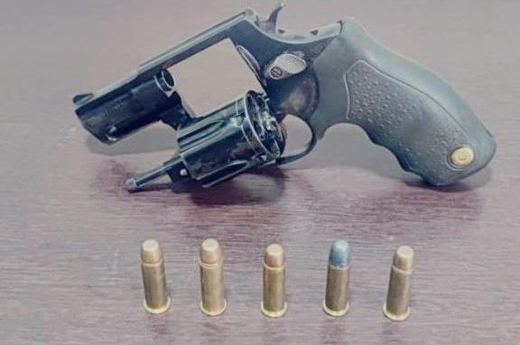 Homem é preso por porte ilegal de arma de fogo após abordagem...