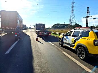 Motociclista fica ferido após acidente envolvendo três veículos em rodovia...