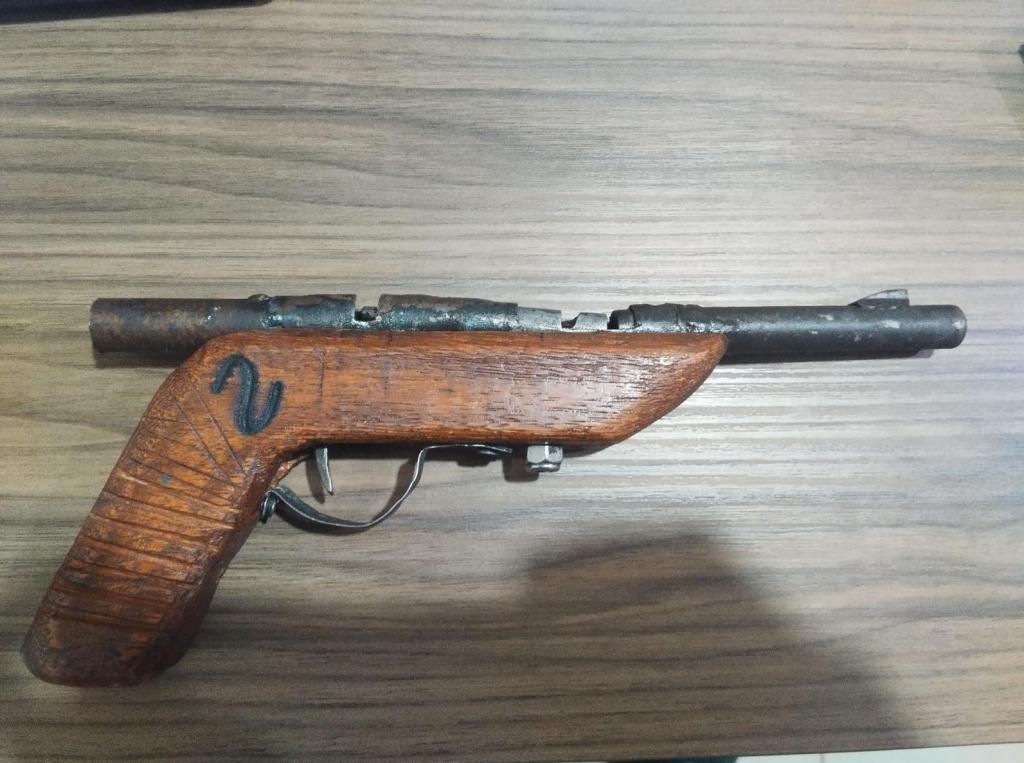 Briga entre irmãos termina com arma artesanal apreendida