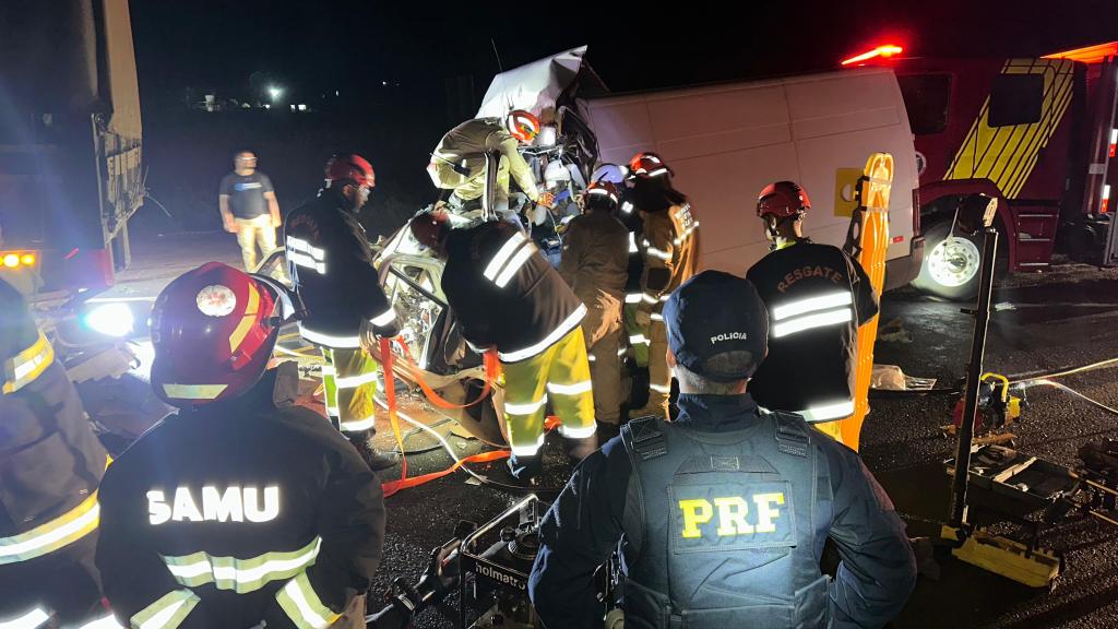 Colisão entre Van e Bitrem deixa condutora gravemente ferida na...