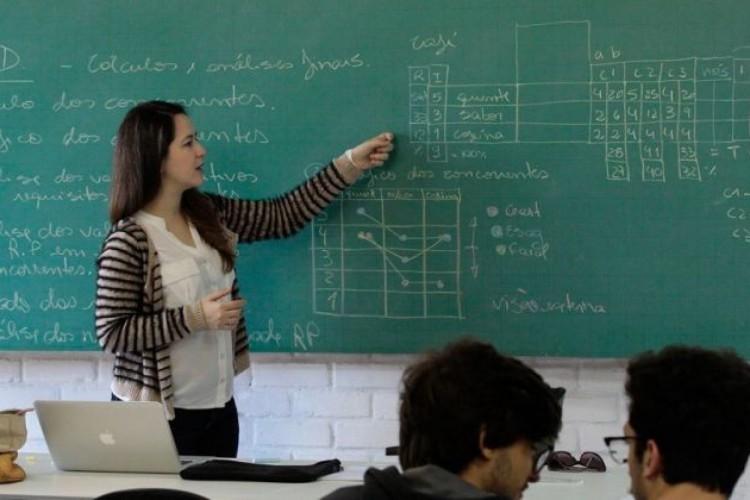 Em 53% dos municípios do PR, professores só alcançam topo da carreira...