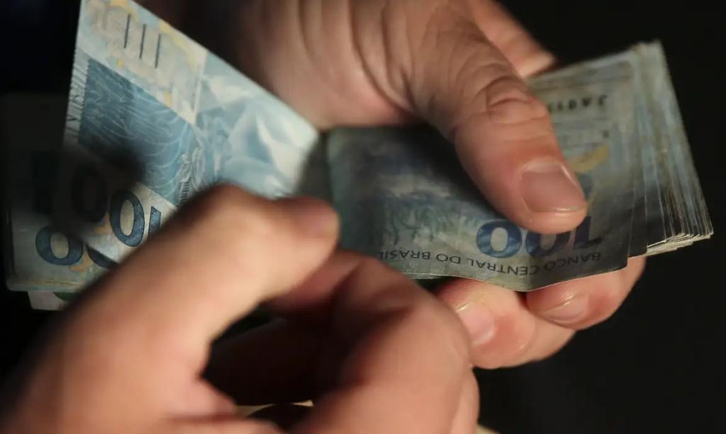 Salário médio do trabalhador amplia recorde e chega a R$...