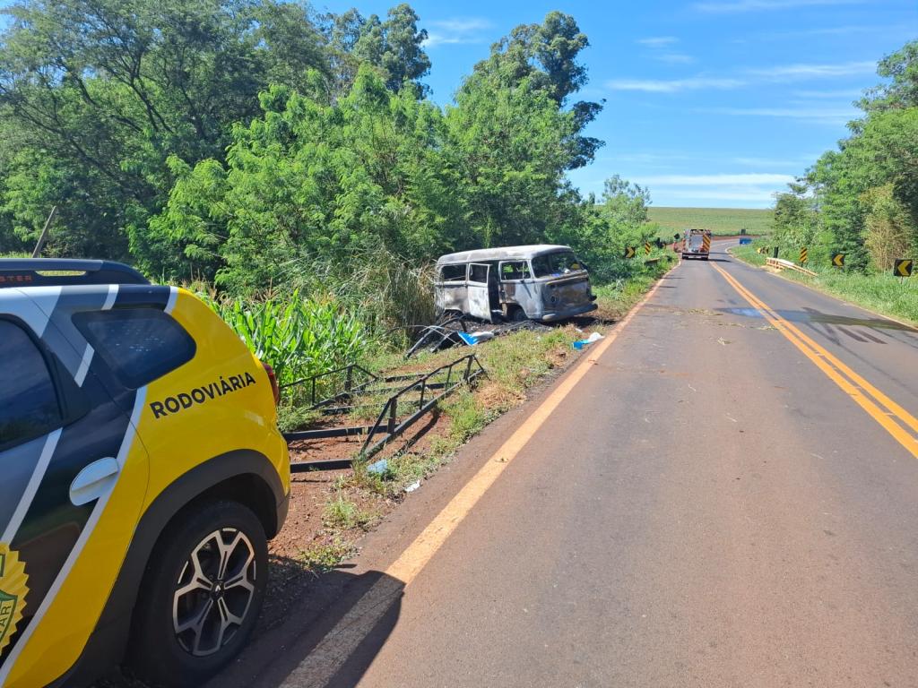 Veículo é destruído por incêndio após sinistro e deixa motorista ferido