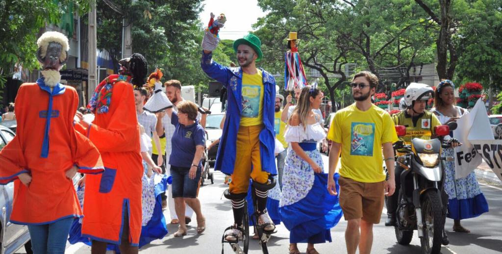 XV FESTEBOM – Festival de Teatro de Bonecos de Maringá...