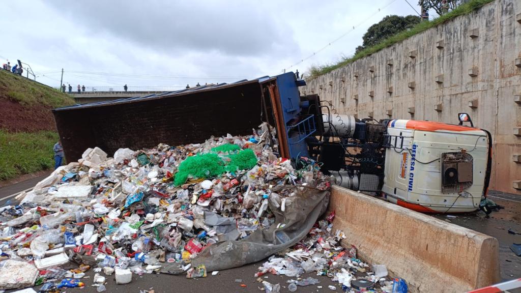 Agora: Tombamento de caminhão provoca interdição total no Contorno Norte de Maringá