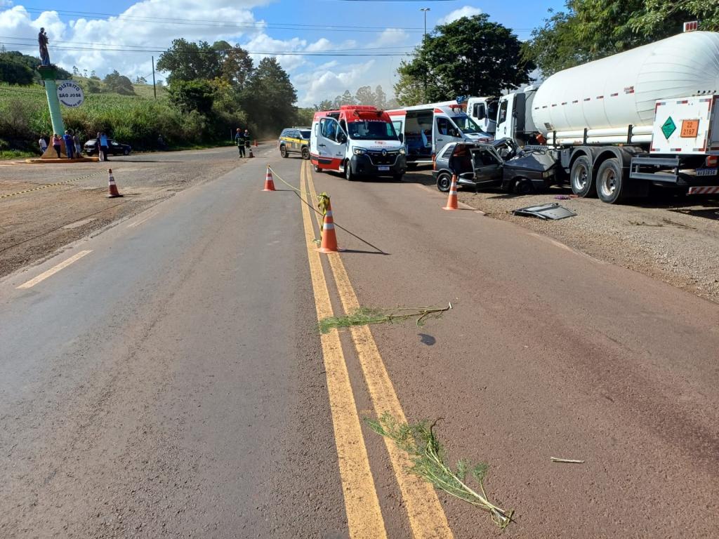 /images/2026/05/colisao-envolvendo-carro-e-caminhoes-deixa-duas-pessoas-mortas-na-br-369.jpeg