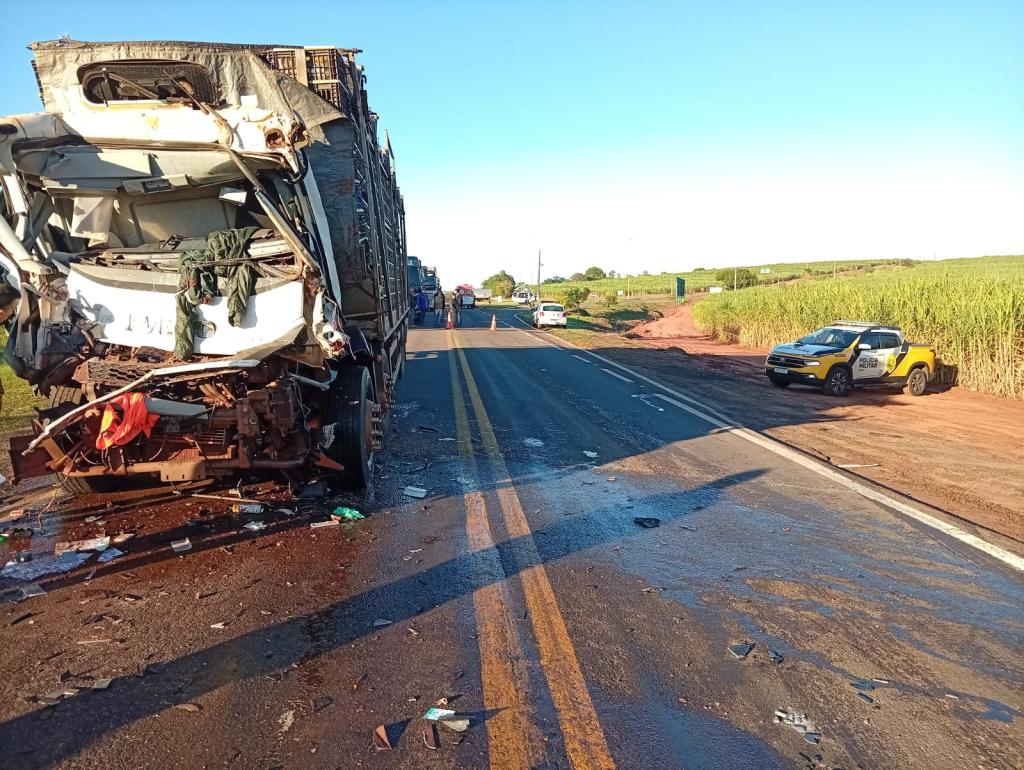 Colisão traseira entre caminhões deixa motorista gravemente ferido