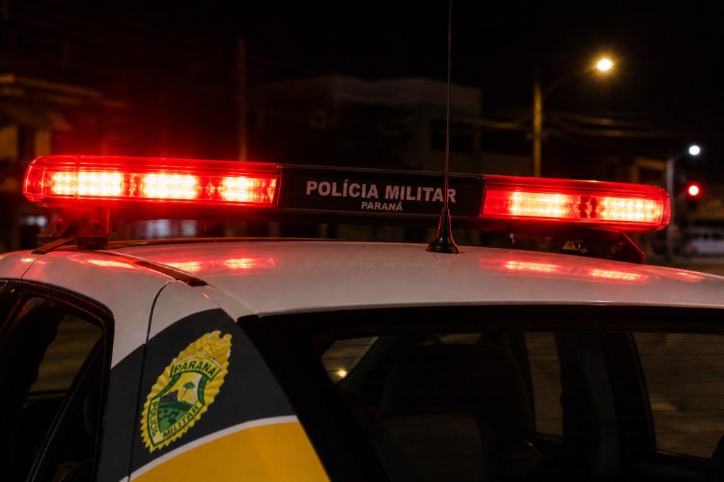 Condutor sem habilitação é flagrado com drogas após tentar fugir da PM...