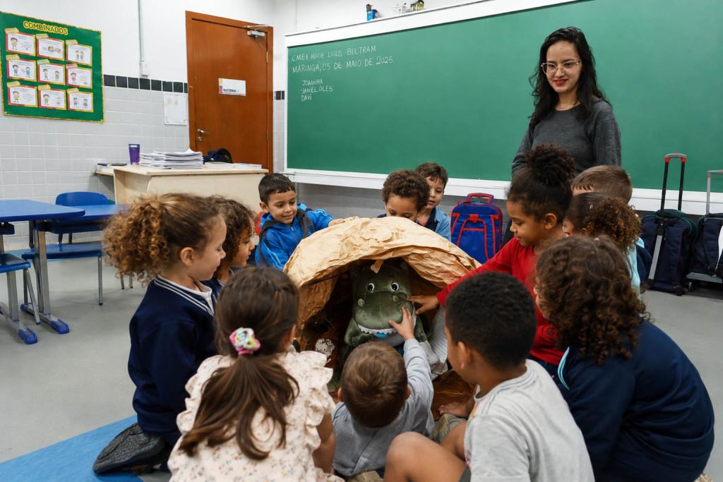 Dinotéo encanta crianças no CMEI José Luiz Beltran