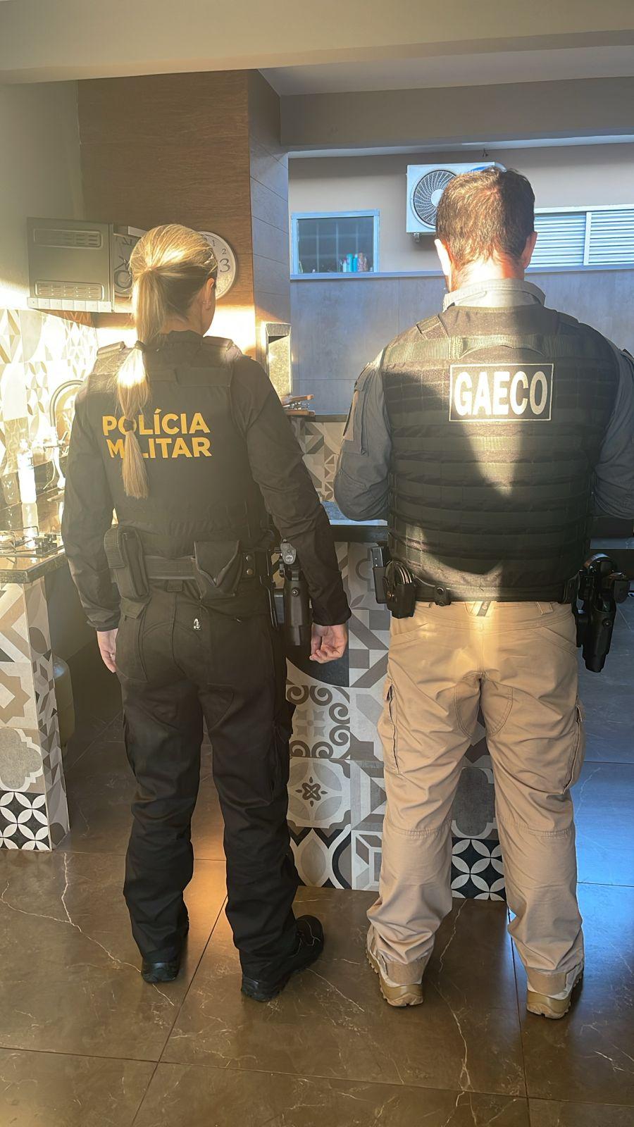 https://jornalnoroeste.com/uploads/images/2026/05/em-maringa-e-santa-fe-gaeco-cumpre-15-mandados-na-operacao-van-gogh-que-apura-crimes-de-trafico-de-drogas-extorsao-peculato-e-corrupcao-passiva-bg-17000-3a7c7.jpeg