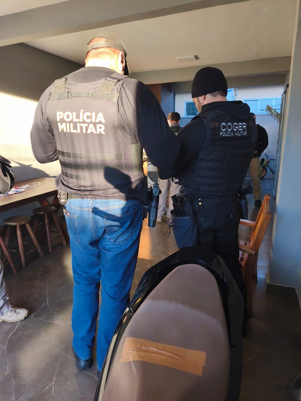 https://jornalnoroeste.com/uploads/images/2026/05/em-maringa-e-santa-fe-gaeco-cumpre-15-mandados-na-operacao-van-gogh-que-apura-crimes-de-trafico-de-drogas-extorsao-peculato-e-corrupcao-passiva-bg-17000-64ac4.jpeg