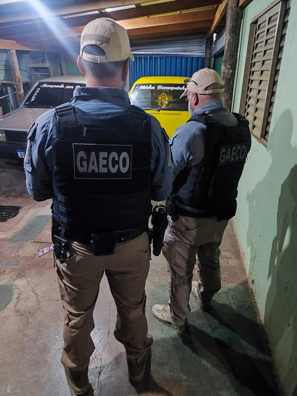 https://jornalnoroeste.com/uploads/images/2026/05/em-maringa-e-santa-fe-gaeco-cumpre-15-mandados-na-operacao-van-gogh-que-apura-crimes-de-trafico-de-drogas-extorsao-peculato-e-corrupcao-passiva-bg-17000-7fe2f.jpeg