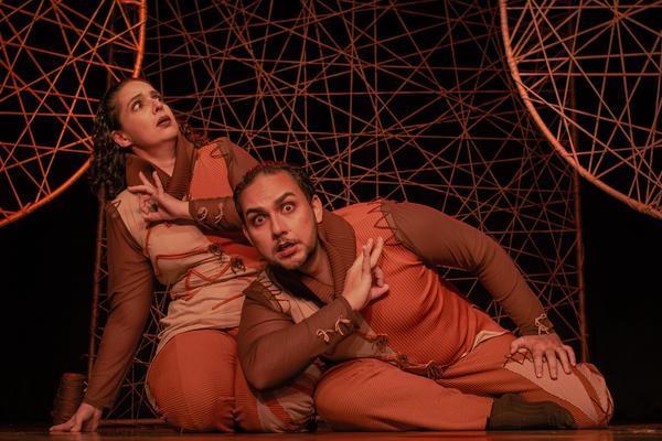 Espetáculo de teatro para crianças que traduz emoções em linguagem...