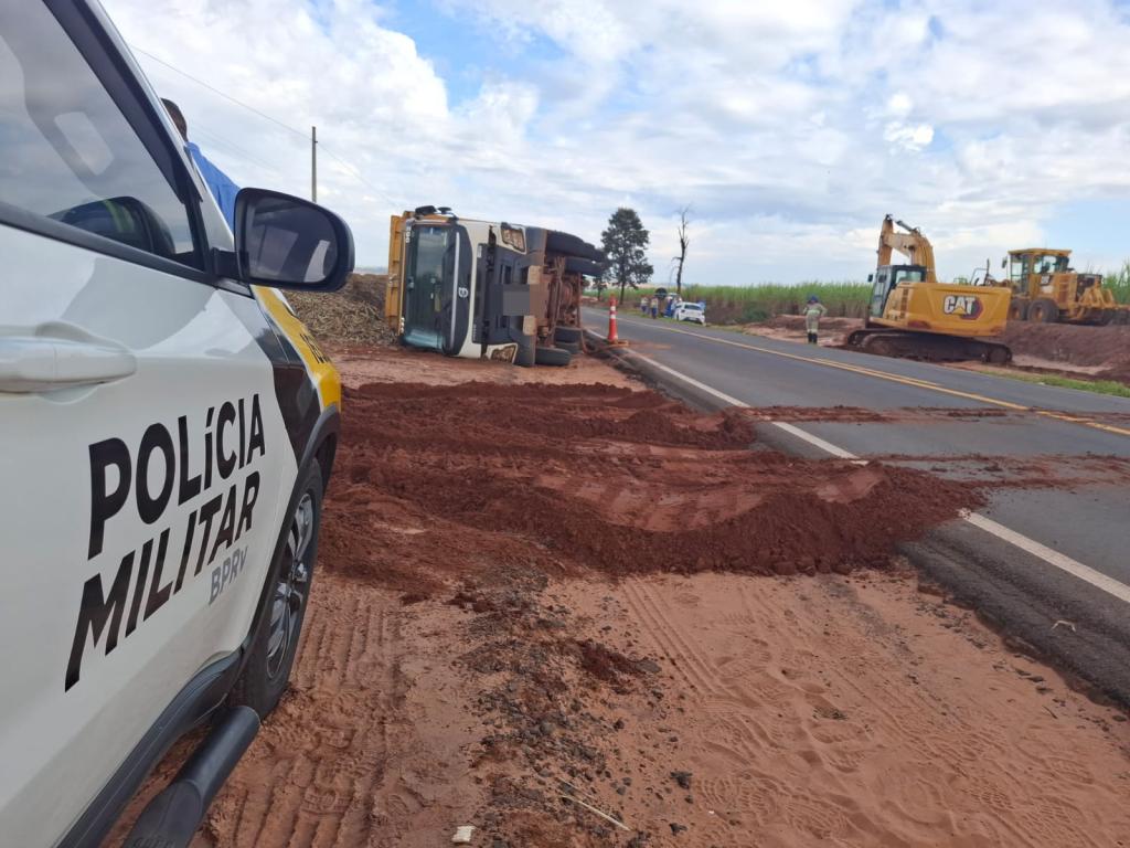 /images/2026/05/motorista-fica-ferido-apos-carreta-tombar-as-margens-de-rodovia-em-paranacity.jpeg