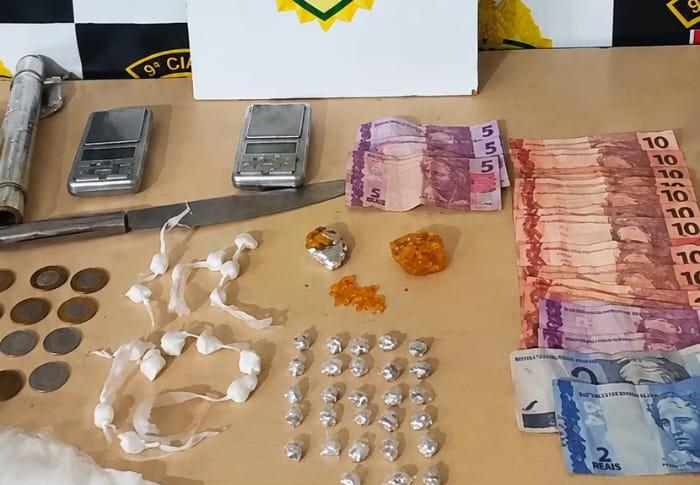 Polícia Militar fecha ponto de venda de drogas e prende...