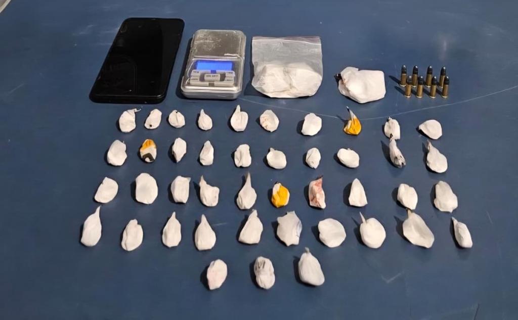 Polícia Militar prende suspeito e apreende drogas, munições e balança de precisão