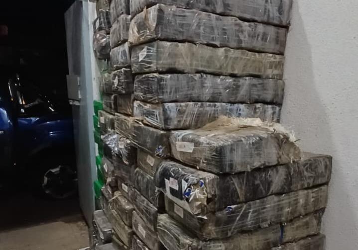 Quase uma tonelada de maconha é apreendida após perseguição policial...