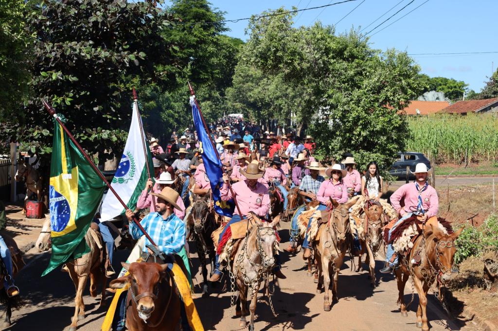 1ª Tropeada da Fé reúne centenas de cavaleiros e mais de mil...