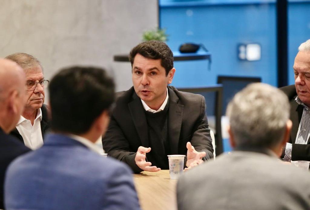 Alexandre Curi se reúne com empresários da construção civil e...