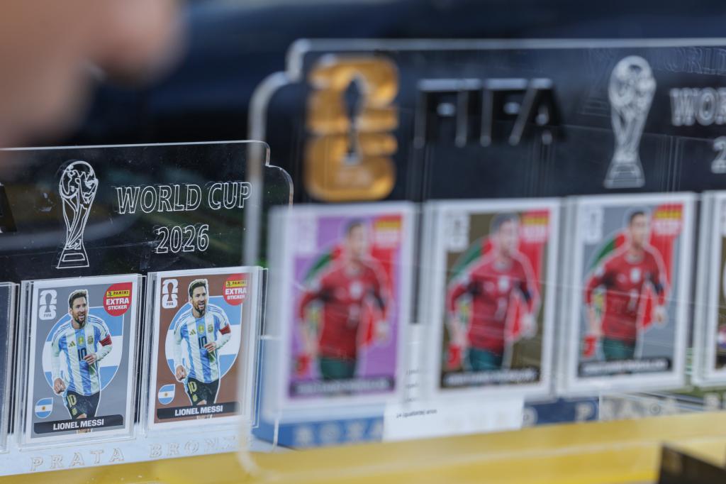 Colecionadores entram em campo em busca das figurinhas que faltam para completar...
