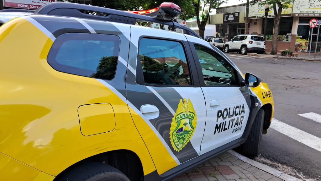 Mulher com mandado de prisão por tráfico de drogas é...