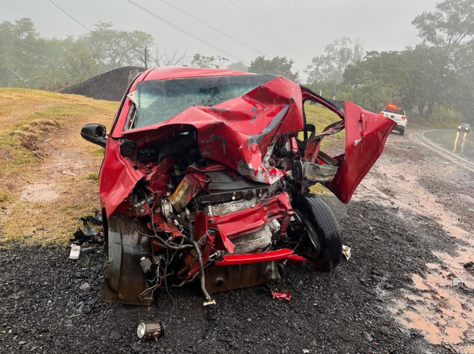 Mulher morre após colisão entre carro e bitrem na BR-369 entre Jandaia...