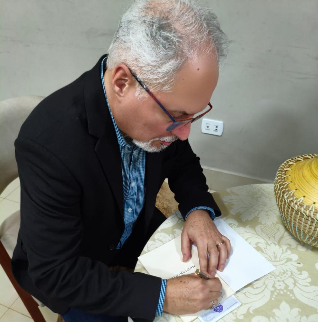 Pastor Luciano Rocha lança livro que propõe reflexão sobre a fé cristã...