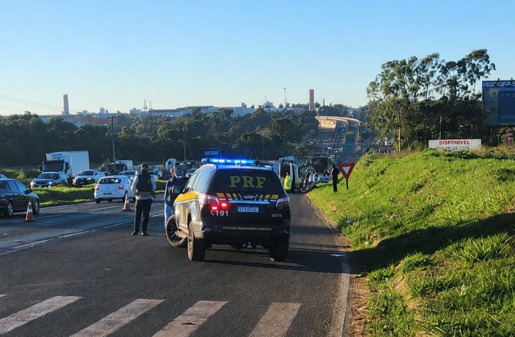 Pedestre morre ao ser atropelado na BR-376 durante travessia em...