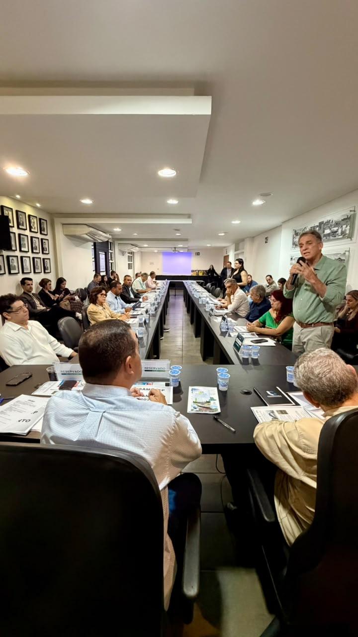 https://jornalnoroeste.com/uploads/images/2026/07/deca-silvestre-reforca-parceria-da-casa-civil-com-municipios-da-amusep-bg-17451-1008d.jpeg