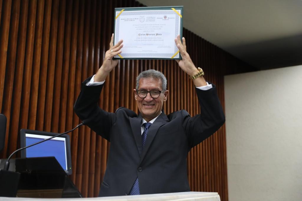 https://jornalnoroeste.com/uploads/images/2026/07/henrique-pinto-recebe-titulo-de-cidadao-benemerito-do-parana-por-trajetoria-de-contribuicao-ao-desenvolvimento-do-estado-bg-17429-48d92.jpeg