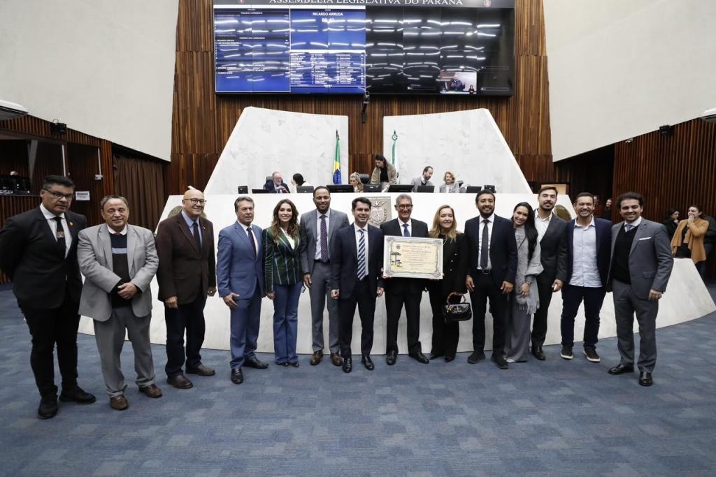 https://jornalnoroeste.com/uploads/images/2026/07/henrique-pinto-recebe-titulo-de-cidadao-benemerito-do-parana-por-trajetoria-de-contribuicao-ao-desenvolvimento-do-estado-bg-17429-f22f8.jpeg
