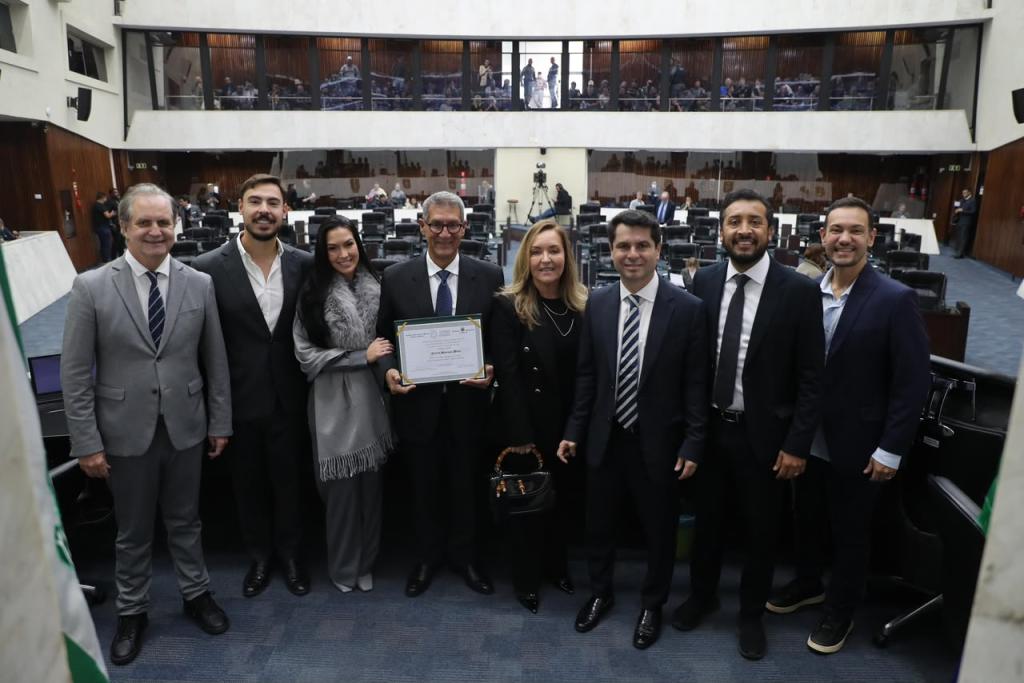 Henrique Pinto recebe Título de Cidadão Benemérito do Paraná por trajetória de...