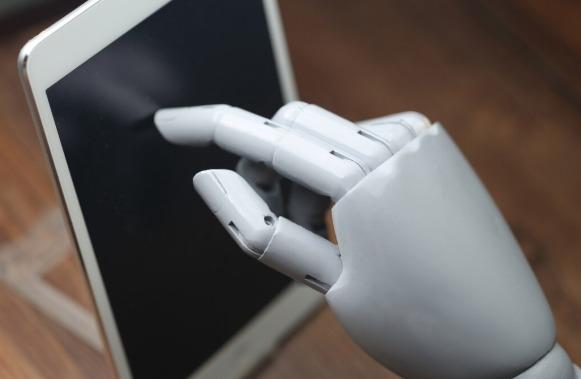 Inteligência Artificial promove escalada de desinformação no Brasil