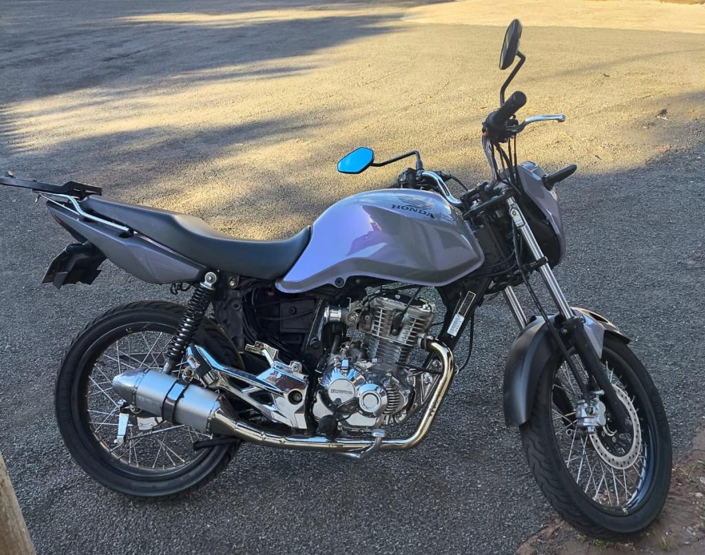 Motocicleta é apreendida após manobras perigosas e série de irregularidades...
