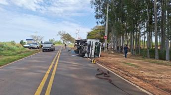 Caminhão carregado com suco tomba entre Floraí e Presidente Castelo...