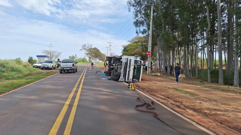 Caminhão carregado com suco tomba entre Floraí e Presidente Castelo Branco; motorista...