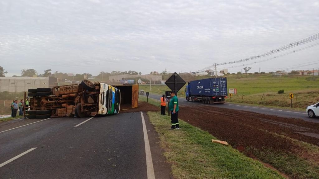 Carreta tomba em Mandaguaçu e interdita BR-376 no sentido Nova Esperança