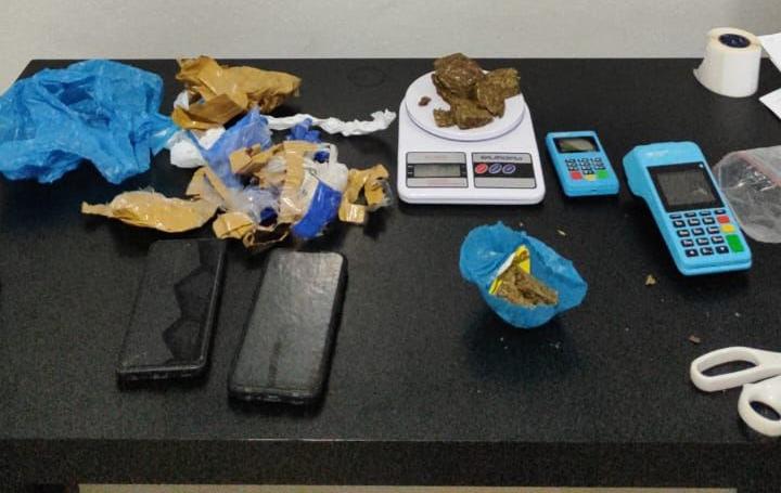 Delivery de drogas: Polícia Civil prende dupla com maconha e máquinas de...