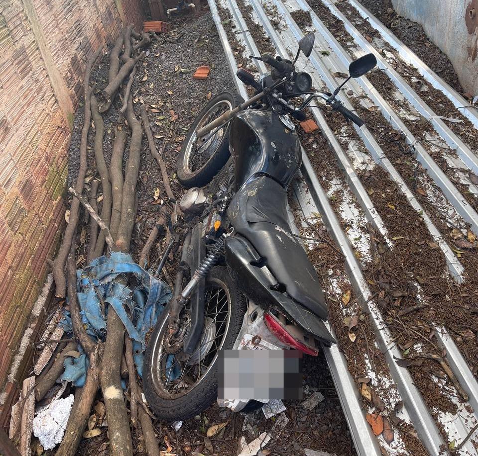 Moto com alerta de furto é encontrada abandonada após denúncia...