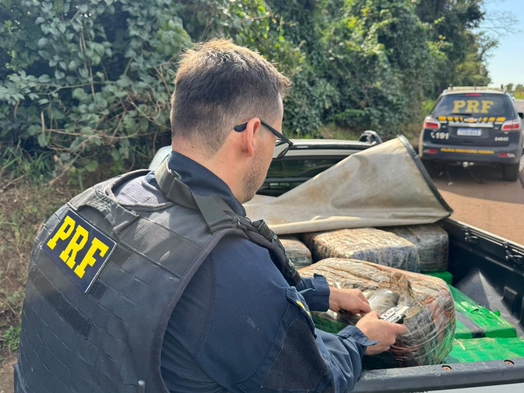 PRF intercepta caminhonete clonada com 554 kg de drogas em Terra Boa