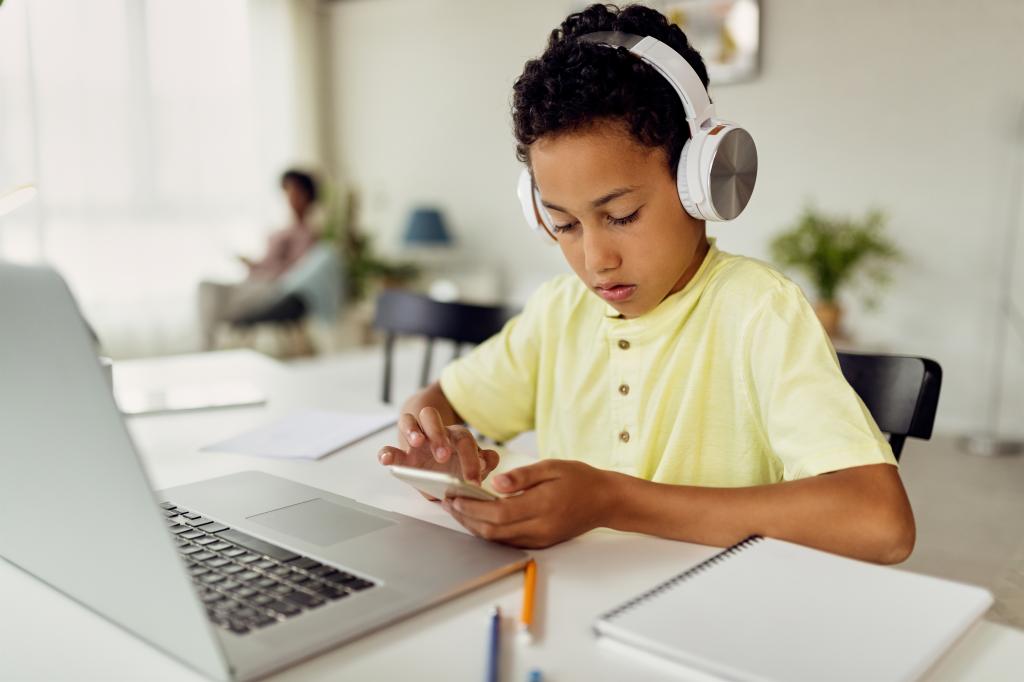 Cerca de 90% dos jovens estão na internet: como as escolas ajudam...