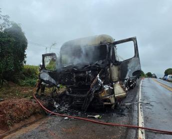 Incêndio atinge caminhão-tanque na BR-376, em Paranavaí