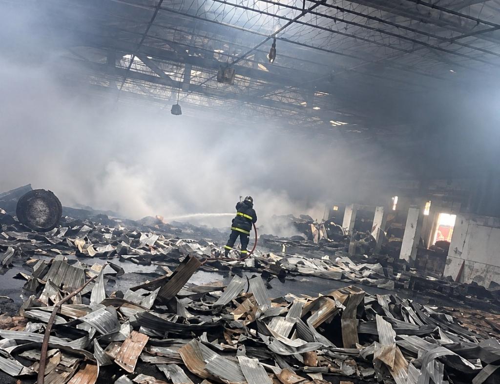 Incêndio de grandes proporções atinge antigo Pindorama Clube de Campo em Paranacity