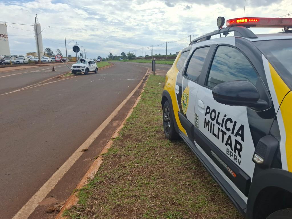 Mobi capota após colisão na PR-492; motorista do outro veículo...