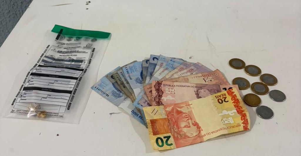 PM aborda dois homens e apreende porções de crack na Zona Sete,...