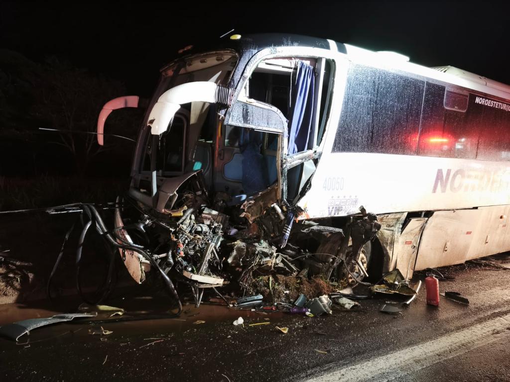Colisão frontal entre ônibus de estudantes e caminhonete deixa dois...