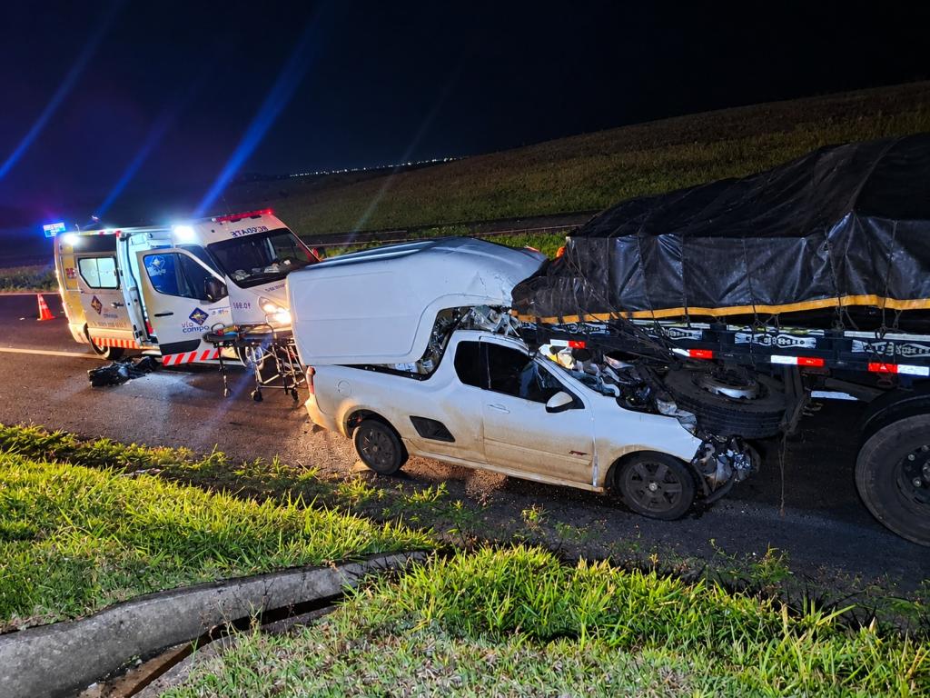Colisão traseira na PR-317 deixa motorista gravemente ferido